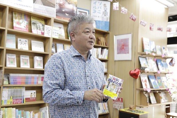 「閉店寸前まで追い詰められて、初めて本屋の面白さを知りました」と話す河田秀人さん 「閉店寸前まで追い詰められて、初めて本屋の面白さを知りました」と話す河田秀人さん