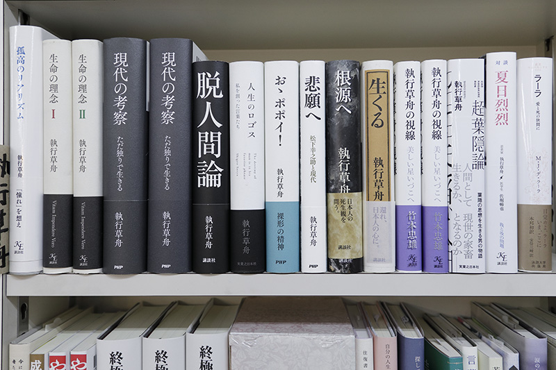 実業家・著述家・歌人である執行草舟の本が並ぶ。「この方は子どもの頃から『葉隠』を読んでいたそうです」