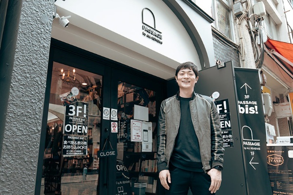 PASSAGE店頭に立つ由井緑郎さん。膨大な本に囲まれて育った由井さんの父への思いは、以下のエッセーにつづられている。https://note.com/honno_hitotoki/n/nd16fa11d7c8a PASSAGE店頭に立つ由井緑郎さん。膨大な本に囲まれて育った由井さんの父への思いは、以下のエッセーにつづられている。https://note.com/honno_hitotoki/n/nd16fa11d7c8a