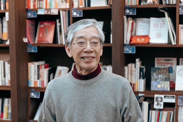 取材当日にレジ番をしていたhiroさん。「BOOKS HIRO」の棚主でもある。「若い人から、いろんな本を教えてもらえるのがとても楽しいです」 取材当日にレジ番をしていたhiroさん。「BOOKS HIRO」の棚主でもある。「若い人から、いろんな本を教えてもらえるのがとても楽しいです」