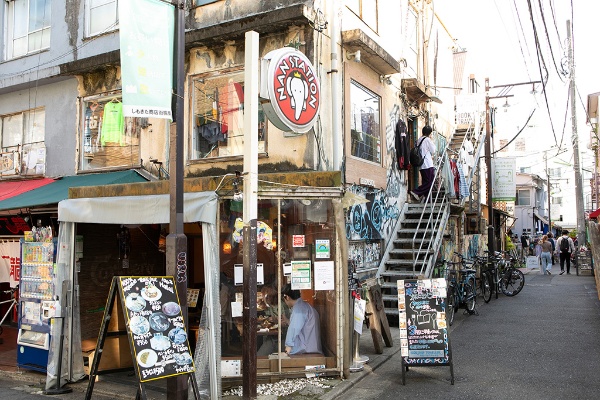 いかにもシモキタといったたたずまいの建物。1階がカフェやカレー専門店などの飲食店、2階が古着店となっている。近くには一昨年に復活した伝説のジャズ喫茶「マサコ」がある いかにもシモキタといったたたずまいの建物。1階がカフェやカレー専門店などの飲食店、2階が古着店となっている。近くには一昨年に復活した伝説のジャズ喫茶「マサコ」がある