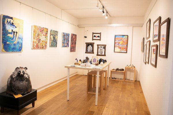 吉野剛広さんと草枕社の企画展(バロンデッセアートギャラリー3階については和氣さんが運営を手伝っている) 吉野剛広さんと草枕社の企画展(バロンデッセアートギャラリー3階については和氣さんが運営を手伝っている)