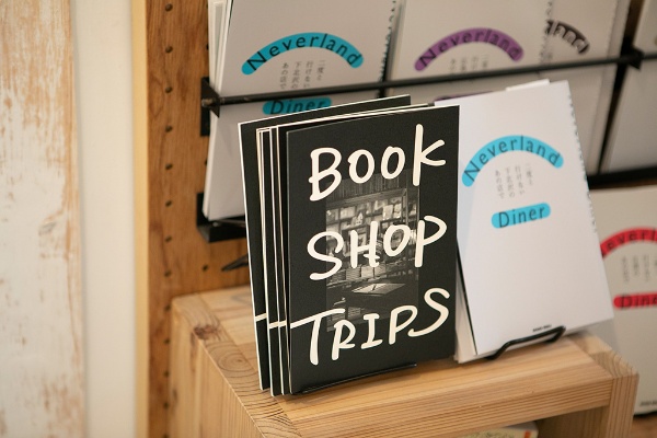 和氣さんが棚主らと編集・出版した「旅と本屋」をテーマにしたエッセー集『BOOK SHOP TRIPS』。「もっとラフな感じで、例えばリソグラフ印刷（理想科学工業のデジタル孔版方式による印刷）で本をつくってみたい」と和氣さん