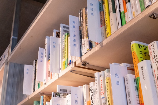 スモールビジネスの参考になりそうな本を、業種別に並べている棚。デザインや飲食業、農業の本がよく動くそうだ スモールビジネスの参考になりそうな本を、業種別に並べている棚。デザインや飲食業、農業の本がよく動くそうだ