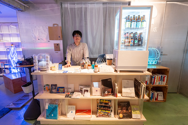 透明書店店長の遠井さん。遠井さんの前職はミュージシャン（ベーシスト）だ