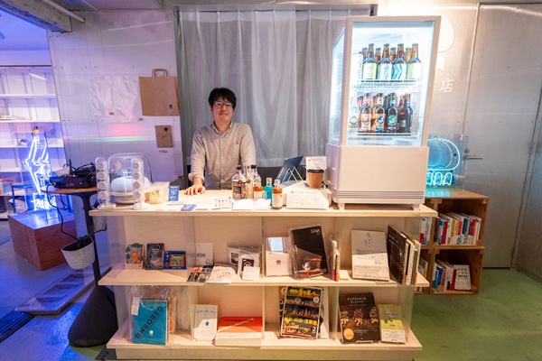 透明書店店長の遠井さん。遠井さんの前職はミュージシャン(ベーシスト)だ 透明書店店長の遠井さん。遠井さんの前職はミュージシャン(ベーシスト)だ
