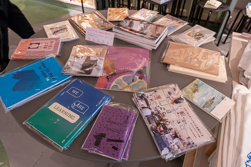 さまざまなサイズのリトルプレス、ZINEを並べたテーブル