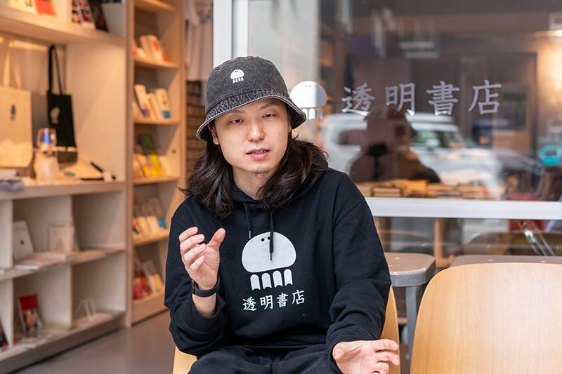 透明書店オリジナルの帽子とパーカがよく似合う岩見さん