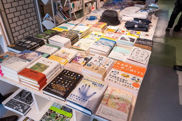新刊と新刊に関連した本が置いてある平台 新刊と新刊に関連した本が置いてある平台