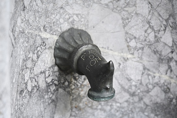 唯一残された旧社屋の水栓。上部にはラテン語で“PVRO DE FONTE”「知識湧き出す泉」とある