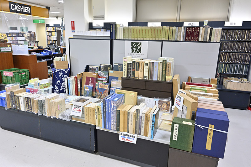 郷土の大型書籍も多数そろう。手前中央にあるのは高橋元吉詩集(全5冊、函入り) 郷土の大型書籍も多数そろう。手前中央にあるのは高橋元吉詩集(全5冊、函入り)