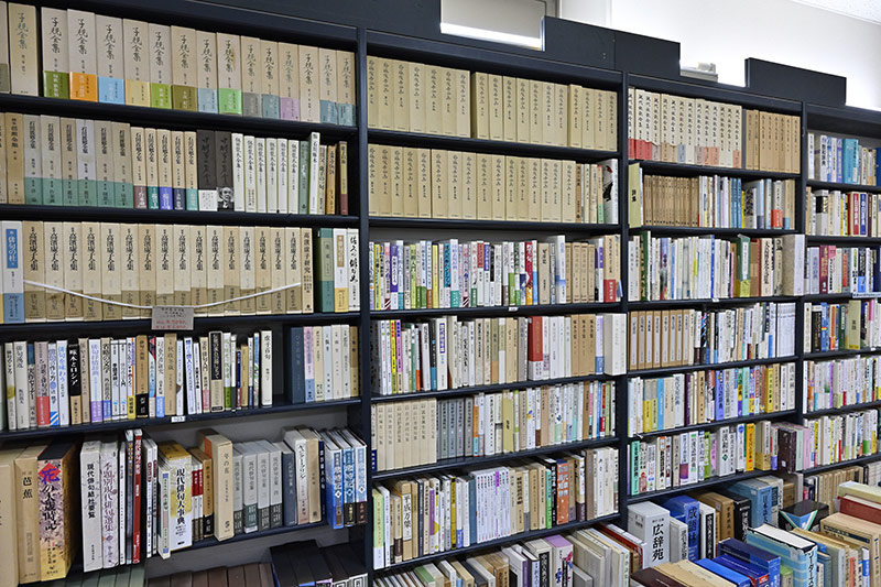 詩集や俳句の古書が充実している 詩集や俳句の古書が充実している