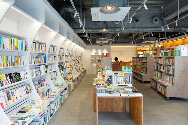 約1万5000冊の本がそろう。このうち産業編集センターの本は5%程度 約1万5000冊の本がそろう。このうち産業編集センターの本は5%程度