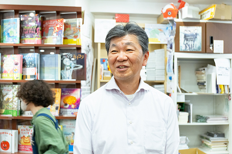 店長の今野英治さん。新年度は、学校教科書の販売で多忙とのこと