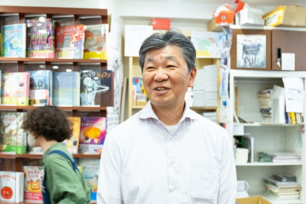 店長の今野英治さん。新年度は、学校教科書の販売で多忙とのこと 店長の今野英治さん。新年度は、学校教科書の販売で多忙とのこと