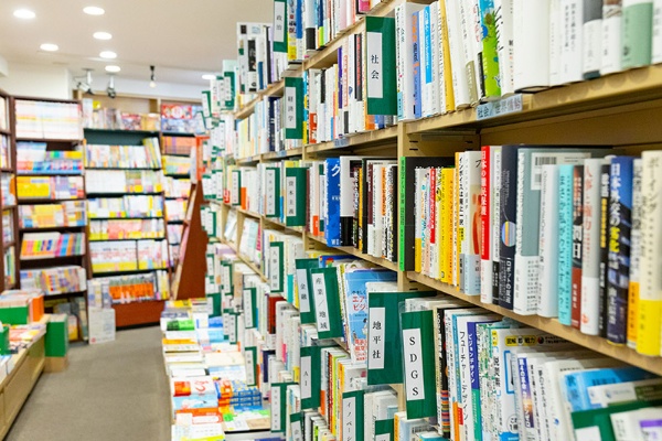 ジャンルごとに丁寧に分類されたビジネス書棚 ジャンルごとに丁寧に分類されたビジネス書棚