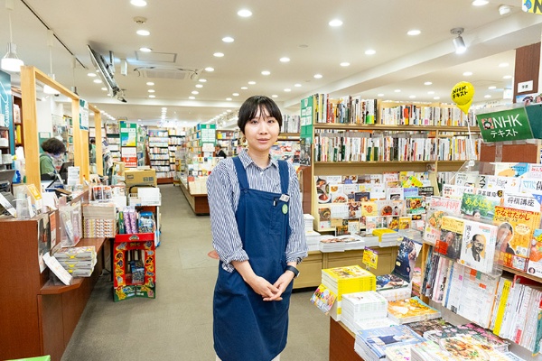 文芸・人文書担当の水越麻由子さん。今野書店に入社して16年になる 文芸・人文書担当の水越麻由子さん。今野書店に入社して16年になる