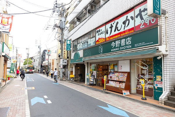 今野書店は西荻駅北口を左折、徒歩1分。緑の看板が目印 今野書店は西荻駅北口を左折、徒歩1分。緑の看板が目印