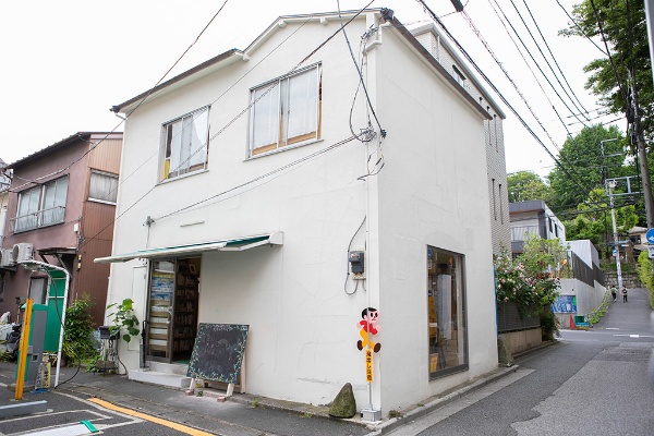 Pebbles BooksのPebblesとは「小石」のこと。地下鉄の春日駅や後楽園駅からそれぞれ徒歩10分ほどの住宅街にある Pebbles BooksのPebblesとは「小石」のこと。地下鉄の春日駅や後楽園駅からそれぞれ徒歩10分ほどの住宅街にある