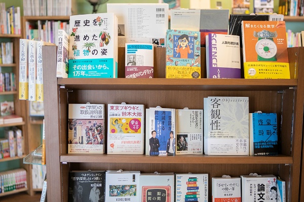 入り口正面にある新刊・話題書コーナー 入り口正面にある新刊・話題書コーナー