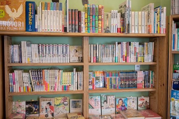 それほど広くないコミック棚はロングセラーが中心 それほど広くないコミック棚はロングセラーが中心