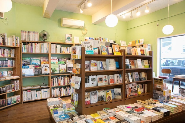 1階の全景。奥の雑誌コーナーには最新号とバックナンバーが並ぶ 1階の全景。奥の雑誌コーナーには最新号とバックナンバーが並ぶ