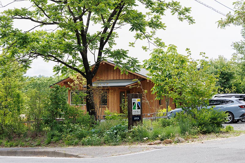 「のほほんBOOKS＆COFFEE」は、車で長坂インターから15分、小淵沢インターから30分。JR小海線の甲斐大泉駅から歩くと40分ぐらいのところにある