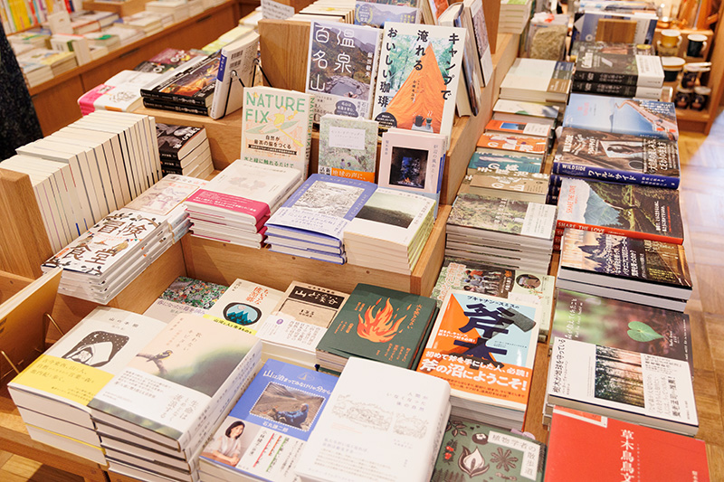 中央の平台には登山地図、登山ガイド、山小屋、キャンプ、温泉関連、ヤマケイ文庫など、山暮らしの本屋らしいラインアップがそろう