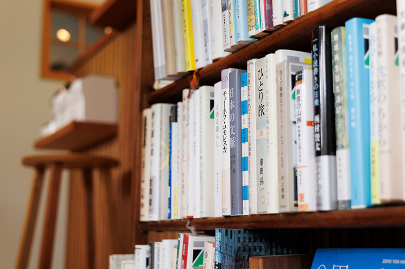 カフェコーナーでは渡辺さんの蔵書を閲覧することができる