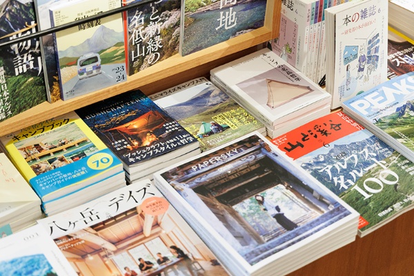雑誌コーナー。『八ヶ岳デイズ』『PAPERSKY』『山と溪谷』『PEAKS』など山や旅行の雑誌とともに、『本の雑誌』のバックナンバーもある 雑誌コーナー。『八ヶ岳デイズ』『PAPERSKY』『山と溪谷』『PEAKS』など山や旅行の雑誌とともに、『本の雑誌』のバックナンバーもある