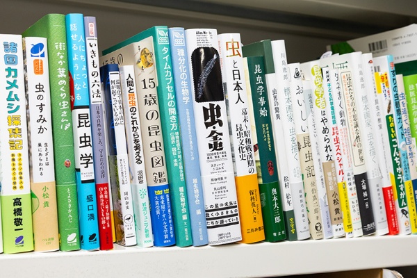 一般読者向けの昆虫本の棚。『虫・全史 1000京匹の誕生、進化、繁栄、未来』(スティーブ・ニコルズ著/熊谷玲美訳/丸山宗利 日本語版監修/日経ナショナル ジオグラフィック)も置いてあった 一般読者向けの昆虫本の棚。『虫・全史 1000京匹の誕生、進化、繁栄、未来』(スティーブ・ニコルズ著/熊谷玲美訳/丸山宗利 日本語版監修/日経ナショナル ジオグラフィック)も置いてあった
