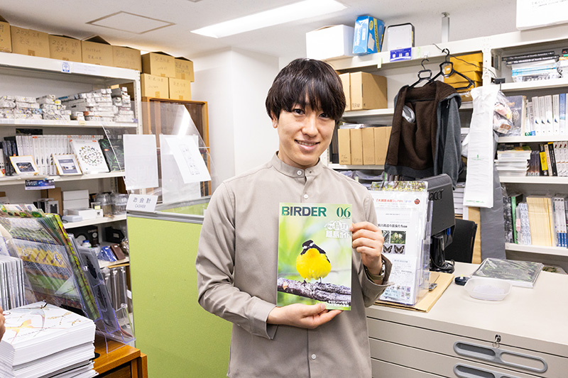 昆虫文献 六本脚には鳥の本のコーナーもある。スタッフの川辺洪（こう）さんは鳥の担当で、雑誌『BIRDER』（文一総合出版）に、アジアのキジについての連載を持っている