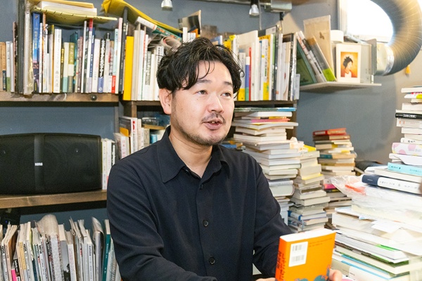 「YATOの書棚はみんなで作っている感じがします。お客様から注文が来て初めて知る本も結構あります」と話す佐々木友紀さん 「YATOの書棚はみんなで作っている感じがします。お客様から注文が来て初めて知る本も結構あります」と話す佐々木友紀さん