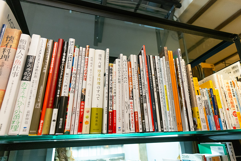 料理書の棚。ひとひねり利いた本が多い