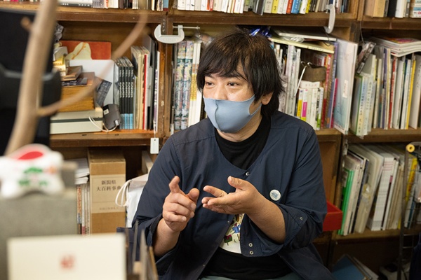 「勤めていた北光社から、地続きのまま北書店を始めた印象です」と話す佐藤雄一さん 「勤めていた北光社から、地続きのまま北書店を始めた印象です」と話す佐藤雄一さん