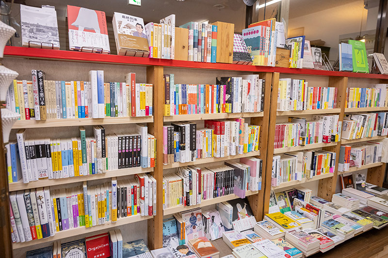 「漫画といってもなんでも置くわけではなく、谷口ジローや近藤ようこなど、小説の隣に置いても違和感のないものだけ置きます」