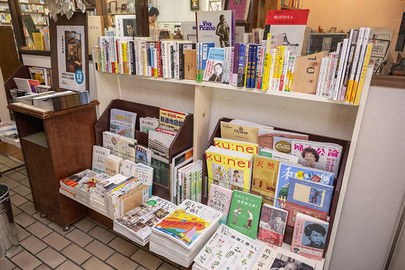 店の外の棚には雑誌やベストセラー、実用書を並べている。新潟らしく田中角栄の本もある