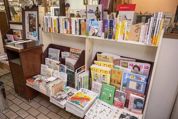 店の外の棚には雑誌やベストセラー、実用書を並べている。新潟らしく田中角栄の本もある 店の外の棚には雑誌やベストセラー、実用書を並べている。新潟らしく田中角栄の本もある
