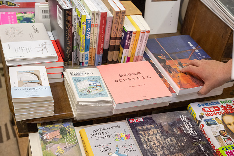 アートや美術関係書のコーナー