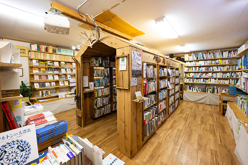 リンゴ箱を組み立てて作った山小屋風の書棚