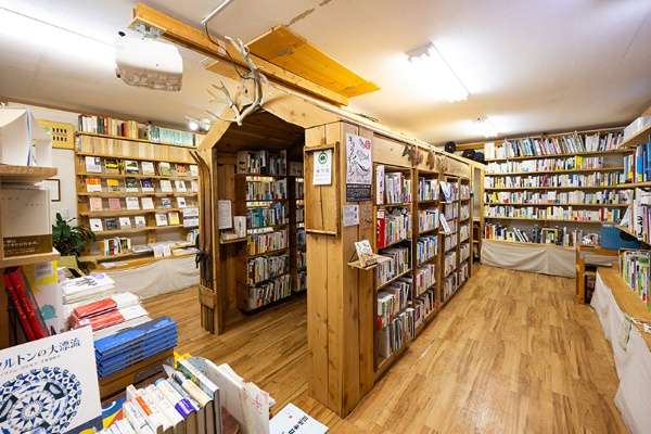 リンゴ箱を組み立てて作った山小屋風の書棚 リンゴ箱を組み立てて作った山小屋風の書棚