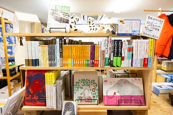 開高健、沢木耕太郎、丸山ゴンザレス、川内有緒など、冒険心旺盛な著者の本が並ぶ 開高健、沢木耕太郎、丸山ゴンザレス、川内有緒など、冒険心旺盛な著者の本が並ぶ