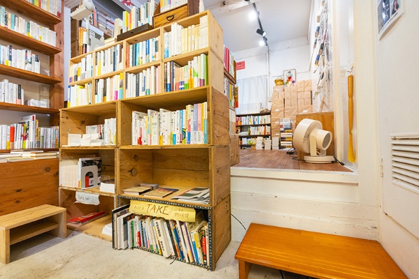 店奥には小上がりがある。「地域の子どもたちが安心して集えるような場所を作りたかった」という小谷さん 店奥には小上がりがある。「地域の子どもたちが安心して集えるような場所を作りたかった」という小谷さん