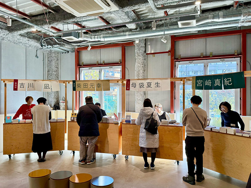 第6回梅屋敷ブックフェスタの光景。海外文学の翻訳者たちが自ら手掛けた本の販売を行う（仙六屋カフェにて）（小谷さん提供）