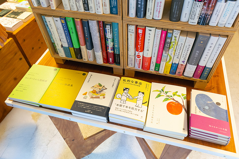入り口正面の平台。左から「小さな海外文学」シリーズの『ロングパドル人間模様』(トマス・ハーディ著/柴田元幸訳/葉々社)と『ウォートン怪談集』(イーディス・ウォートン著/同訳/同)、『本をともす』(小谷輝之著/時事通信出版局)、『私的な書店 たったひとりのための本屋』(チョン・ジヘ著/原田里美訳/葉々社)、『そもそも交換日記』(桜林直子・土門蘭著/同)、『私の小さな日本文学』(チェ・スミン編/夏葉社) 入り口正面の平台。左から「小さな海外文学」シリーズの『ロングパドル人間模様』(トマス・ハーディ著/柴田元幸訳/葉々社)と『ウォートン怪談集』(イーディス・ウォートン著/同訳/同)、『本をともす』(小谷輝之著/時事通信出版局)、『私的な書店 たったひとりのための本屋』(チョン・ジヘ著/原田里美訳/葉々社)、『そもそも交換日記』(桜林直子・土門蘭著/同)、『私の小さな日本文学』(チェ・スミン編/夏葉社)