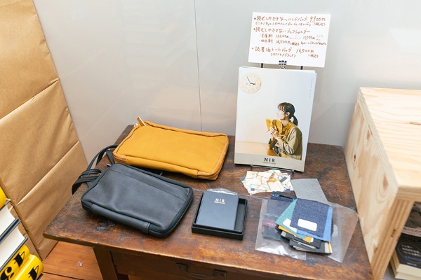 「読むしかできないハンドバッグ」と「読むしかできないブックショルダー」(左)。読書家のためのバッグ類を販売している 「読むしかできないハンドバッグ」と「読むしかできないブックショルダー」(左)。読書家のためのバッグ類を販売している