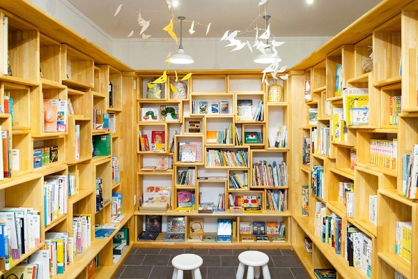 手作りの本箱を組み合わせた、子どもの本のコーナー 手作りの本箱を組み合わせた、子どもの本のコーナー