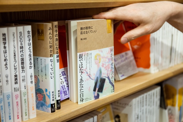 ジュニア向け新書棚。「親に相談できないことでも本で学んでもらえたら」と荻原さん ジュニア向け新書棚。「親に相談できないことでも本で学んでもらえたら」と荻原さん