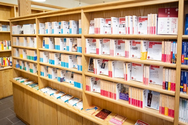 閉鎖的にならないように書棚は低めに、平台は腰をかがめなくてもいいように高めにしている 閉鎖的にならないように書棚は低めに、平台は腰をかがめなくてもいいように高めにしている