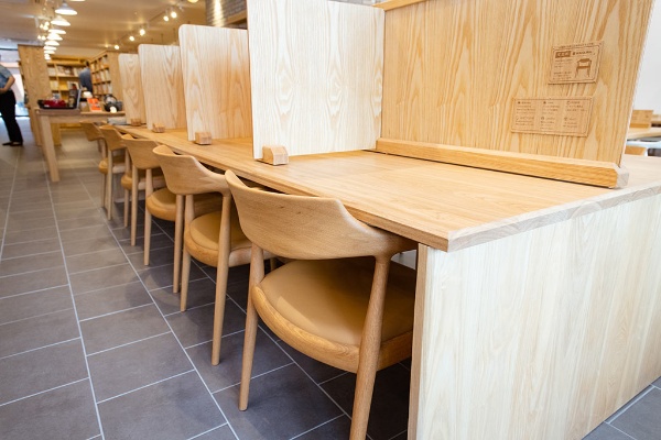 カフェコーナーにある椅子とテーブルも購入可能 カフェコーナーにある椅子とテーブルも購入可能
